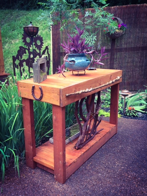 Planting table with Laurel accent