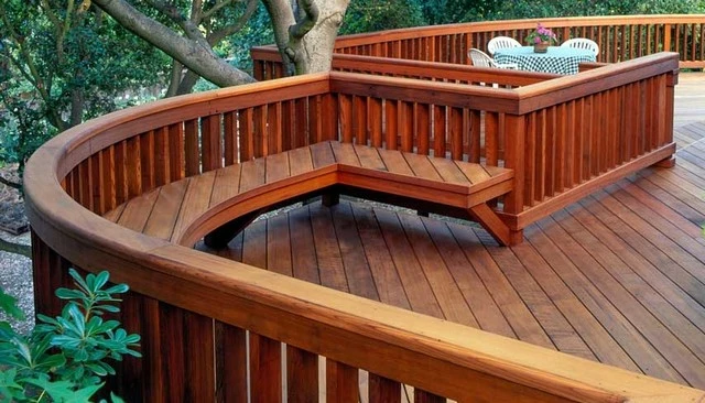 An inviting deck railing design featuring a 4x6 beam structure with integrated bench seating, enhancing both safety and functionality in outdoor spaces.