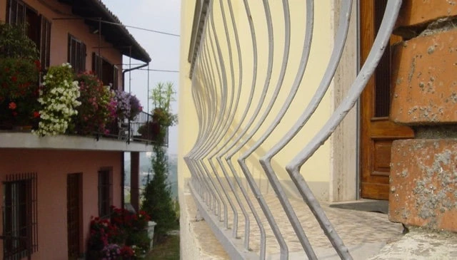 Sinuous curve metal balusters featuring an elegant design with strong outward angles, perfect for modern metal deck railing design.