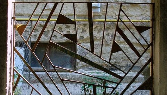 An Art Deco metal railing panel showcasing randomly placed lines and triangles, popular in Bucharest, Romania, exemplifying visually exciting deck railing designs.