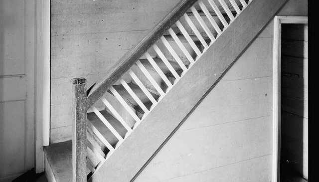 Architectural Detail: 90-Degree Angle Balusters for Bold Staircase and Balcony Design