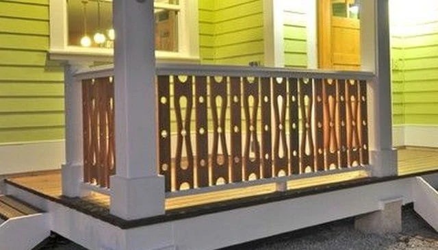 A balcony handrail inspired by airplane propellers, featuring alternating sawn balusters and three circular designs for a distinctive and artistic look.