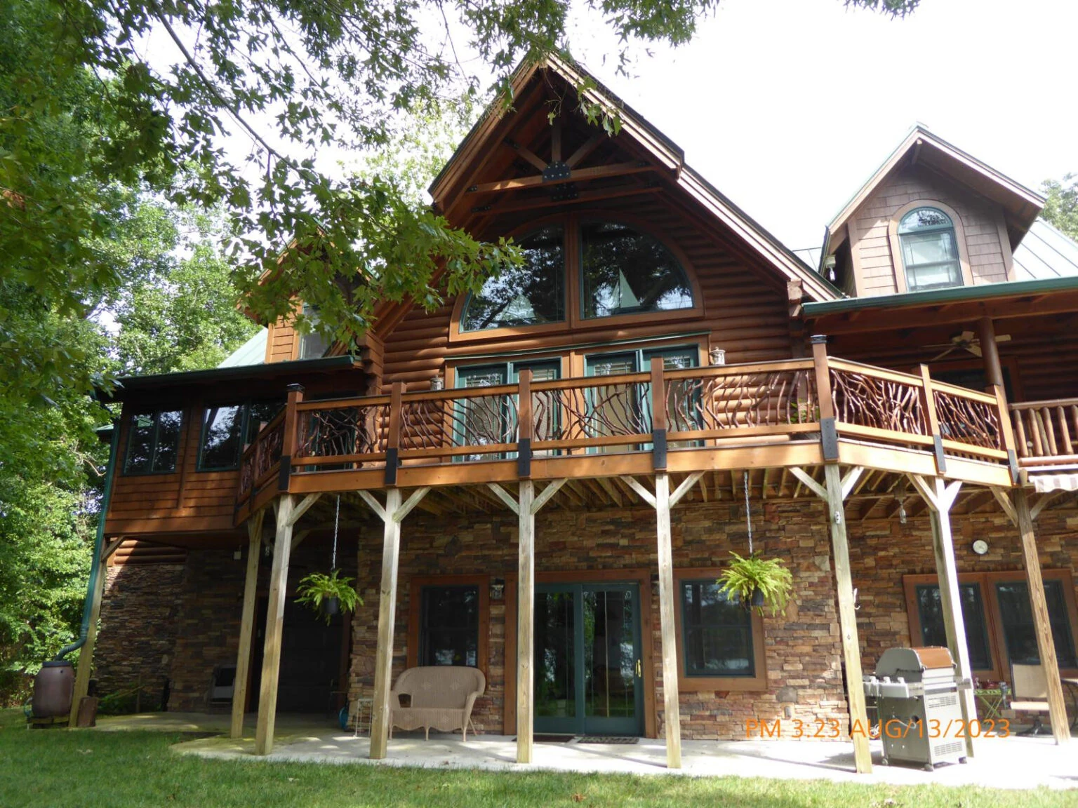 Harriman, TN Log Cabin With Mountain Laurel Handrails