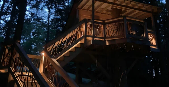 treehouse-railings-nighttime-pajy2ysnbg58aoooxz75znsw5l7uooeokjelef6rak